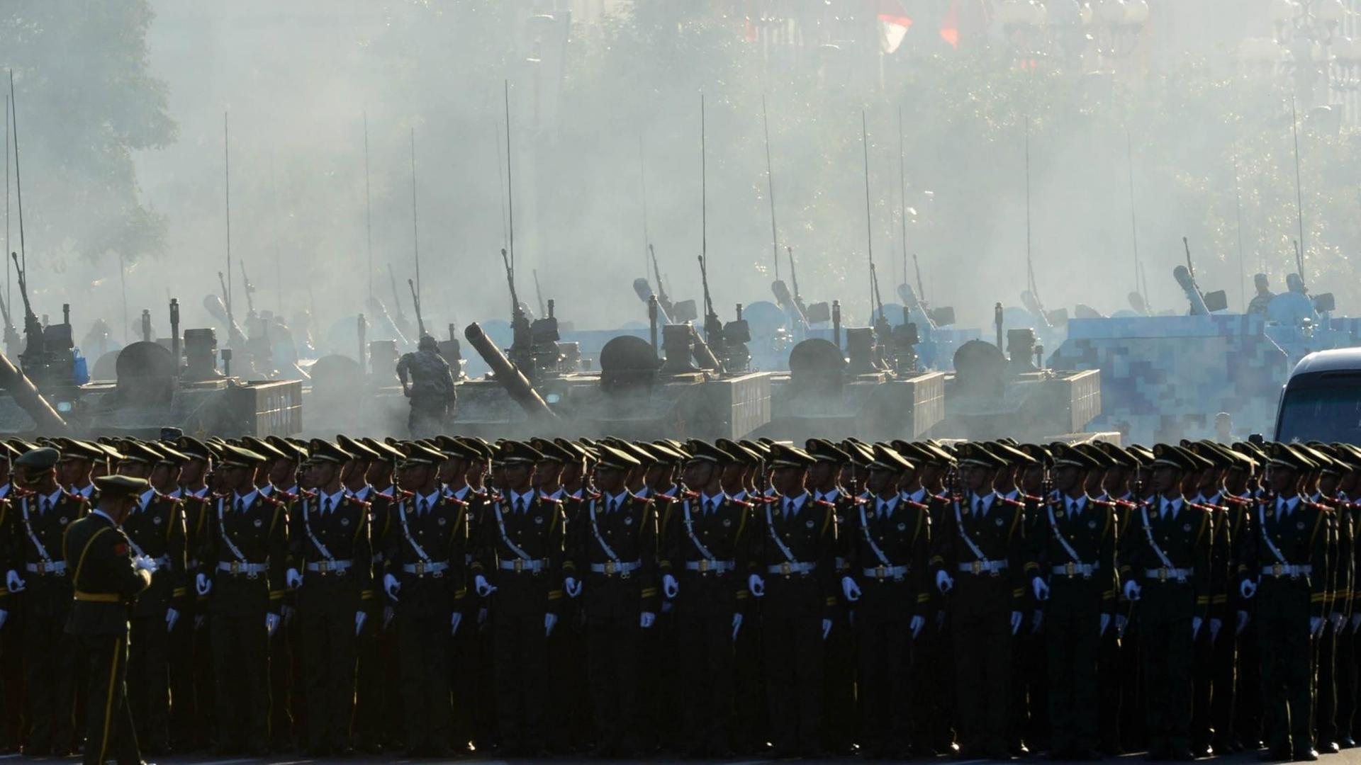 Chinesische Soldaten vor der Militärparade anlässlich des 70. Jahrestags des Siegs für Japan im Zweiten Weltkrieg.