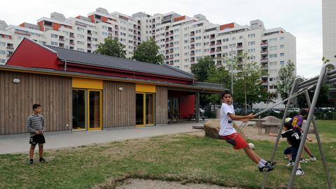 Kinder verschiedener Nationalitäten nutzen am 29.07.2010 den Spielplatz am Kinder- und Familienzentrum zwischen den Hochhäusern des Stadtteils Tenever am östlichen Stadtrand von Bremen. Mehr als 6000 Bewohner leben heute dicht an dicht in der Trabantenstadt, 80 Prozent davon sind Einwanderer.