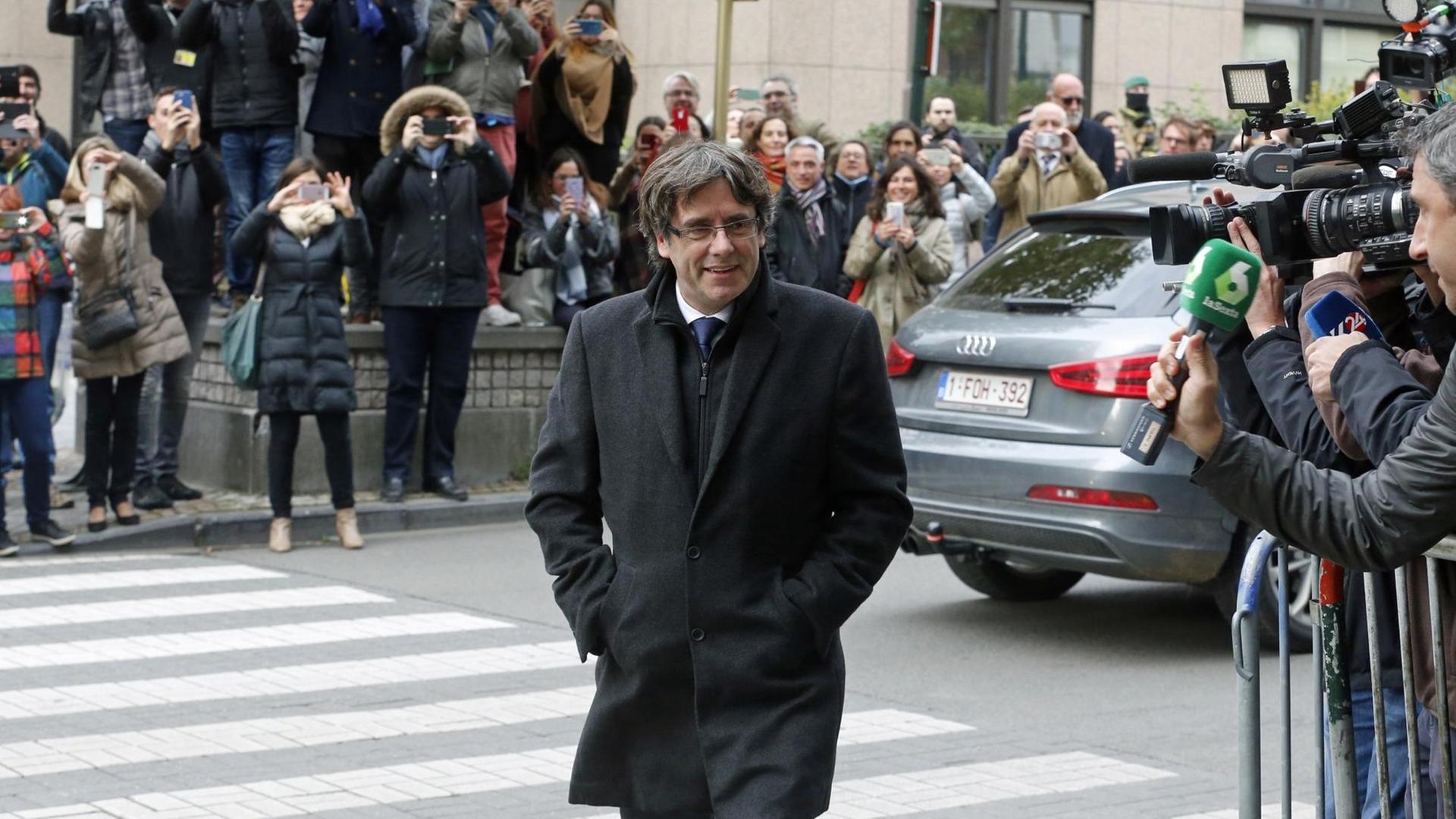 Der ehemalige Regierungschef Katalonien, Carles Puigdemont, auf dem Weg zu seiner Pressekonferenz in Brüssel (31.10.2017).