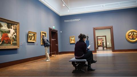 Besucher betrachten Kunstwerke in einem Ausstellungsraum in der Kunsthalle Hamburg