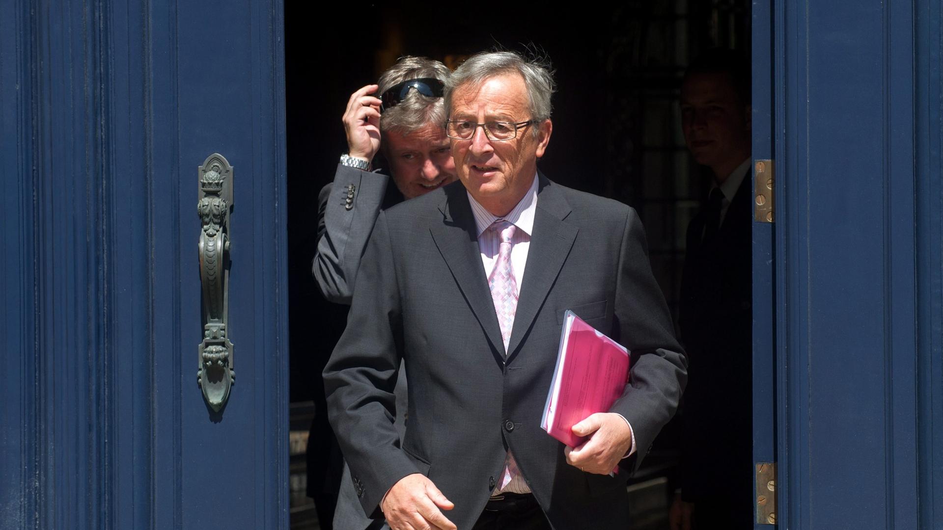 epa03784152 Luxembourg Prime Minister Jean-Claude Juncker leaves after he met Luxembourg Grand Duke Henri at the Royal Palace, Luxembourg 11 July 2013. EPA/STRINGER