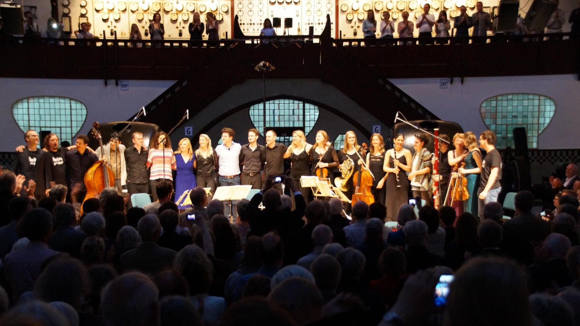 Die Musikerinnen und Musiker des letzten Konzertes beim Heimbach-Kammermusikfestival "Spannungen" 2016 stehen auf der Bühne
