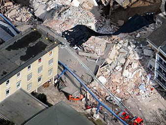 Trümmer liegen an der Stelle, an der am Tag zuvor das historische Stadtarchiv in Köln zusammengestürzt war.