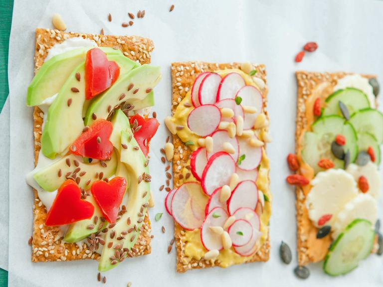 Vegan und lecker: Knäckebrot mit buntem Brotaufstrich