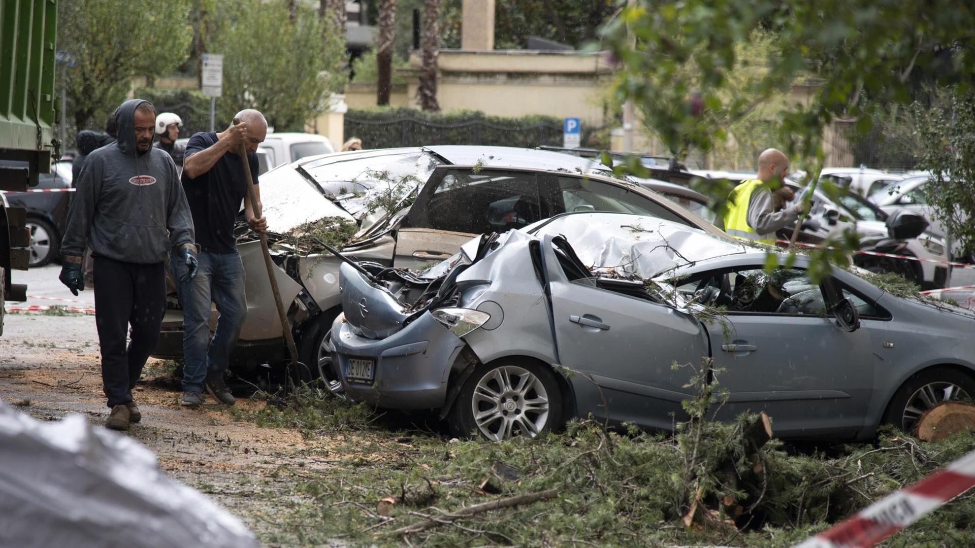 Das am 30. Oktober 2018 aufgenommene Bild zeigt Autos, die durch schlechtes Wetter im Stadtteil Prati in Rom beschädigt wurden.