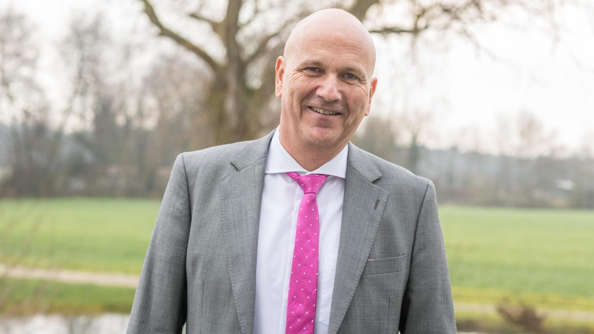 Uwe Brandl steht im Freien und lächelt in die Kamera. Uwe Brandl steht im Freien und lächelt in die Kamera.