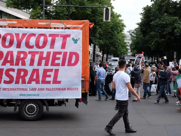 Am Al-Kuds-Tag demonstrieren Palästinenser auf dem Berliner Kurfürstendamm gegen sogenannte Zionisten und gegen Israel, u.a. mit Transparenten, auf denen zum Boykott gegen Israel aufgerufen wird und Zionisten als Faschisten bezeichnet werden.