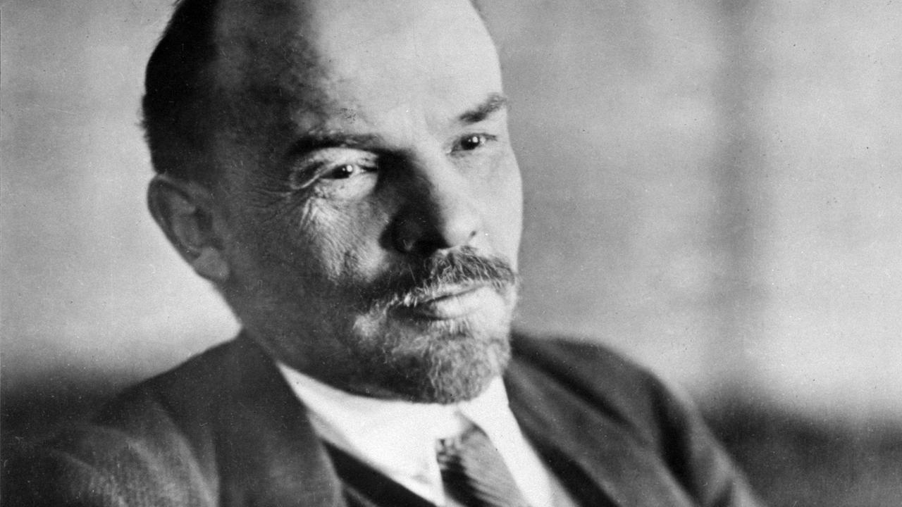 Ein Schwarzweiß-Foto von Wladimir Iljitsch Lenin
