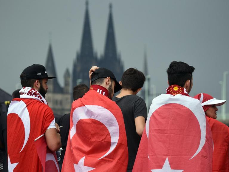 Anhänger des türkischen Staatspräsidenten Erdogan warten am 31.07.2016 in Köln (Nordrhein-Westfalen) auf den Beginn der Kundgebung.