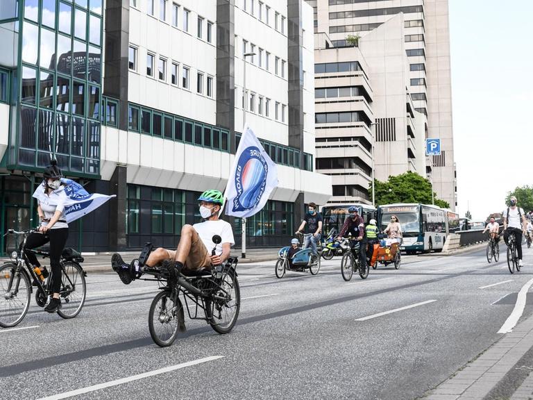 Demonstranten fahren mit ihren Fahrädern auf abgesperrten Hauptstraßen durch Hannover.