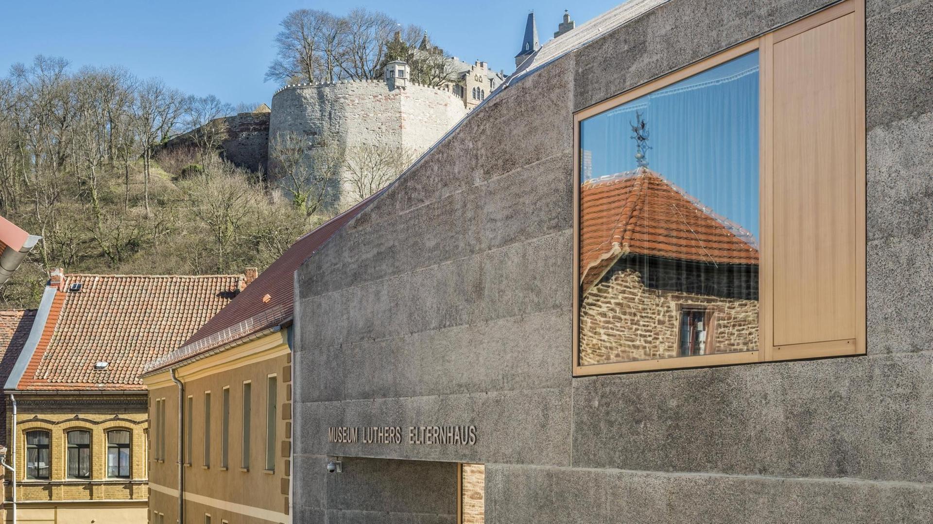 Museum Luthers Elternhaus, moderner Museumsneubau von 2014, Luthers Elternhaus in der Spiegelung, Martin Luther lebte hier 1484-1497, Mansfeld-Lutherstadt, Sachsen-Anhalt,