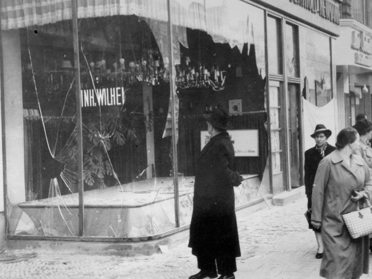 Zerstörte und geplünderte Ladenlokale prägen die Straßen in Deutschland während den nationalsozialistischen Ausschreitungen.