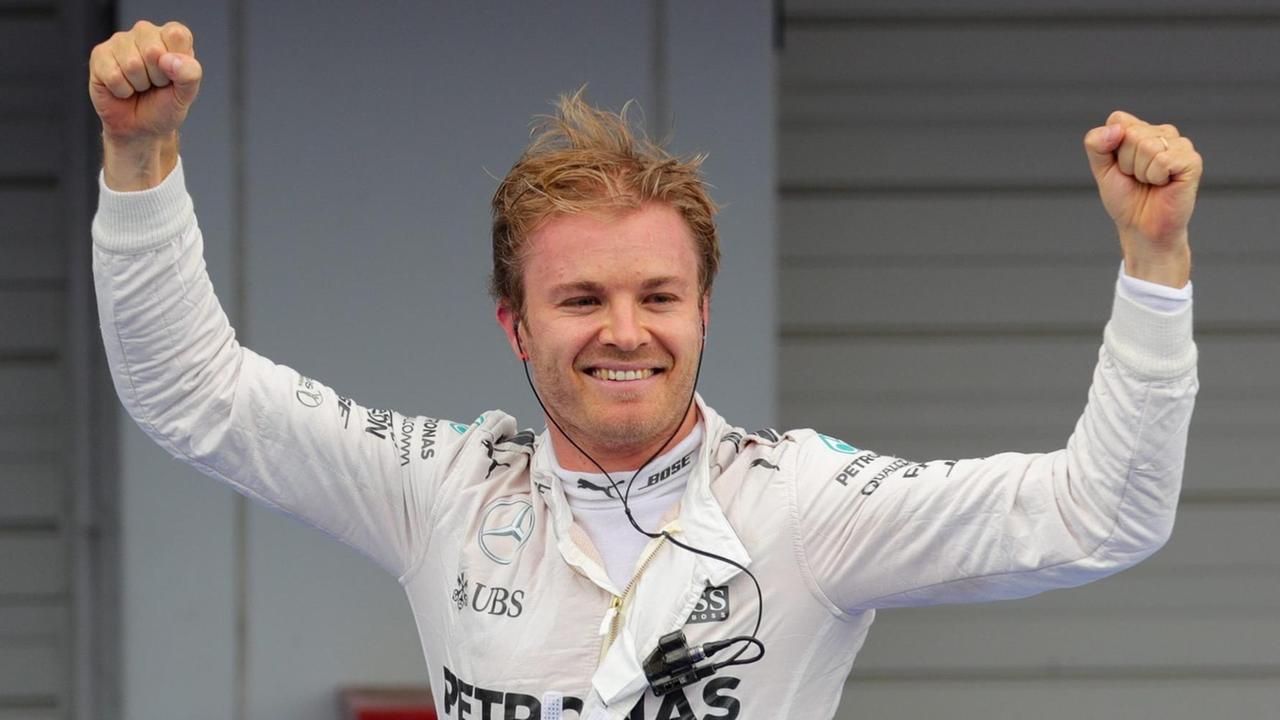Der Rennfahrer Nico Rosberg jubelt nach seinem Sieg in der Formel 1 beim Großen Preis von Japan in Suzuka.