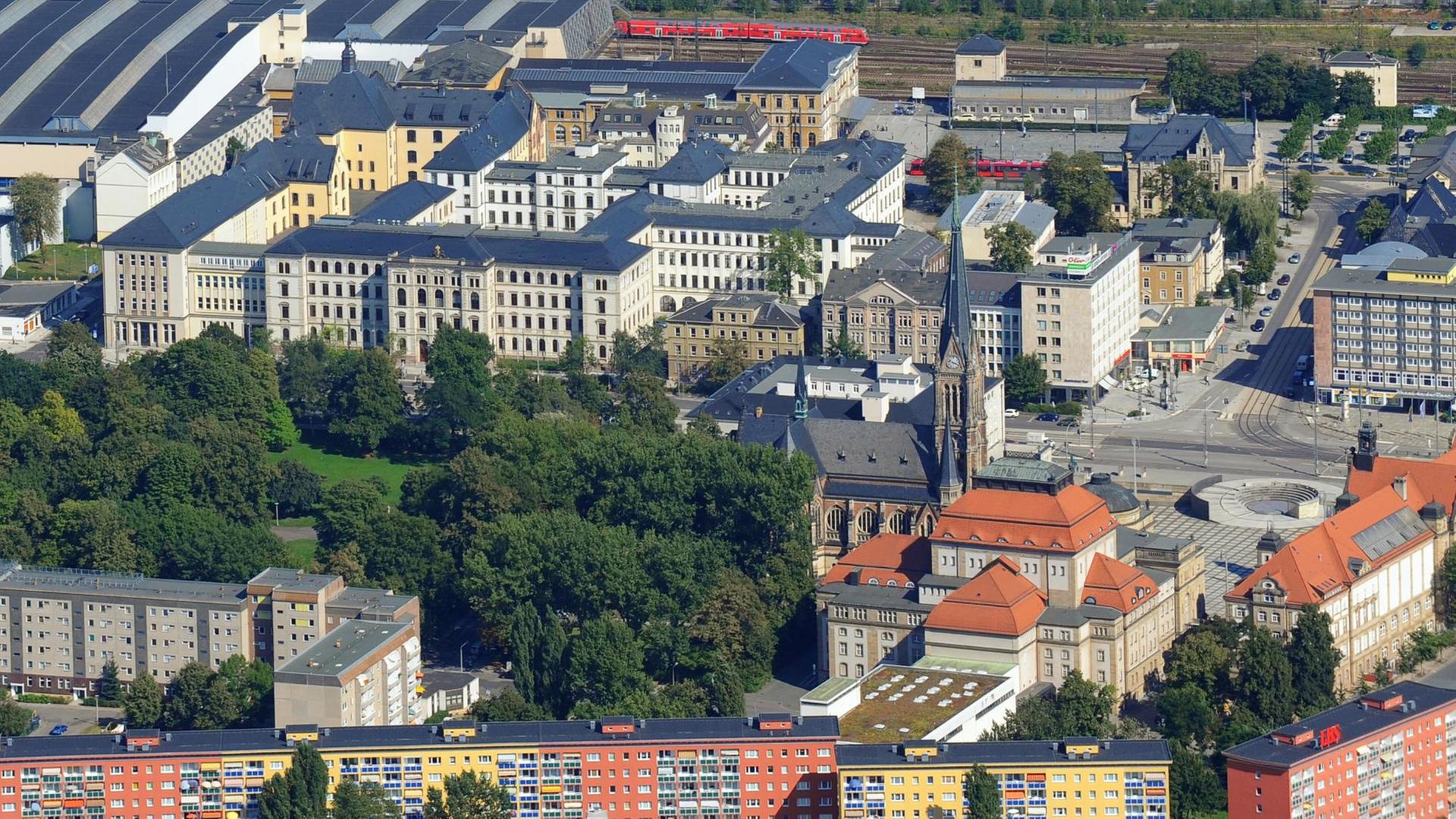 Gebäudekomplex der Technischen Universität Chemnitz gegenüber dem Schillerpark der Stadt in Westsachsen
