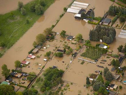 Eine Gartenanlage in Jena ist überflutet