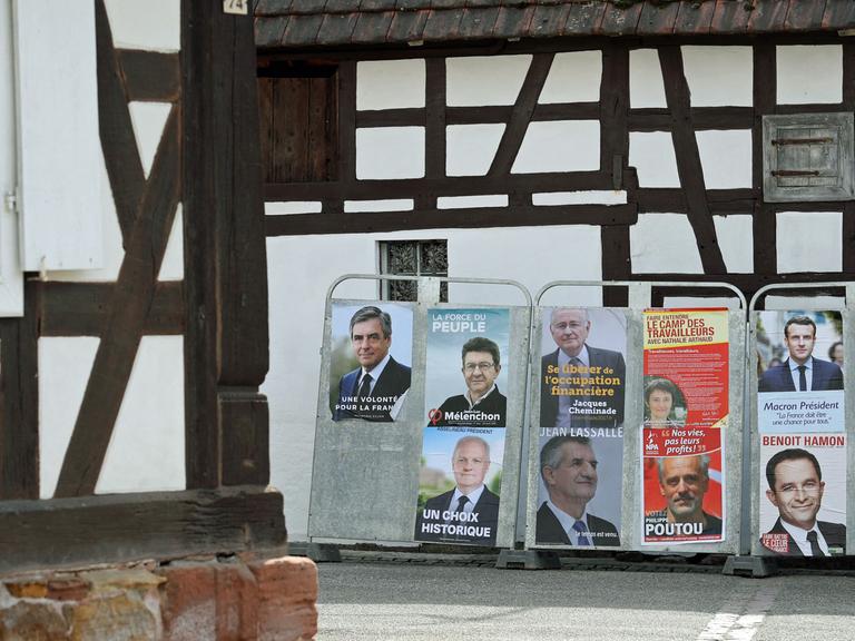 Wahlplakate für die französische Präsidentschaftswahl 2017 in dem Dorf Hunspach im Elsass