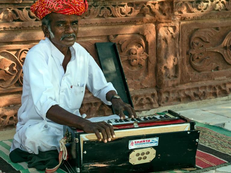 Inder mit Harmonium in Rajasthan.