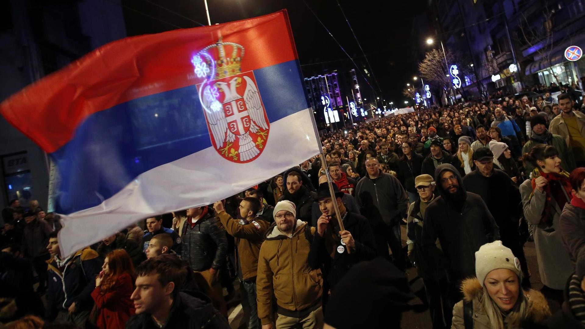 Demonstranten protestieren in Belgrad gegen Präsident Vucic. 