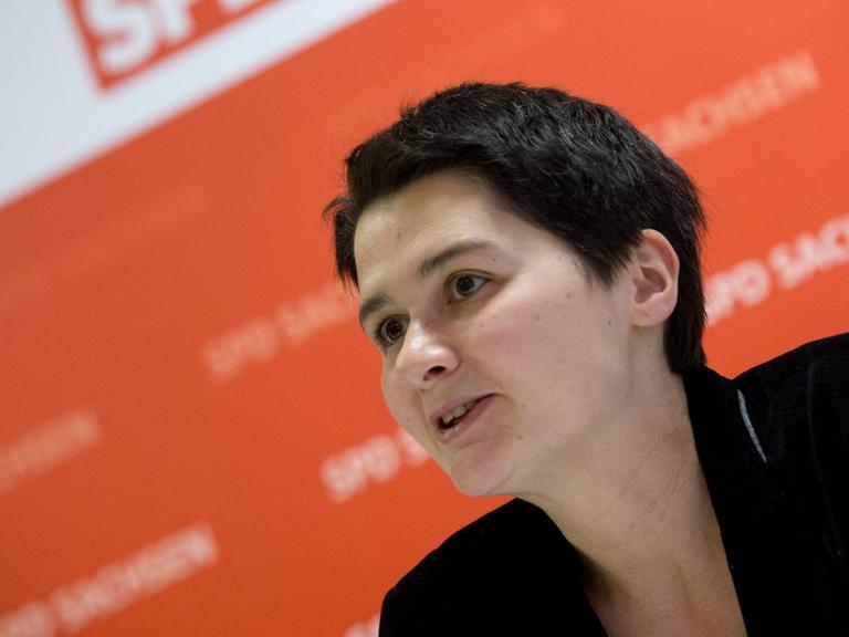 Daniela Kolbe, spricht auf einer Pressekonferenz, im Hintergrund das SPD-Logo