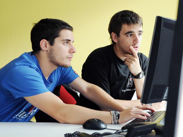 Zwei Auszubildende aus Spanien bei einer Firma in Karlsruhe