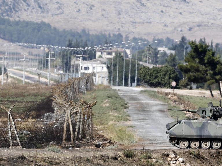 Ein Panzer fährt an der türkisch-syrischen Grenze nahe Reyhanli in der Provinz Hatay.