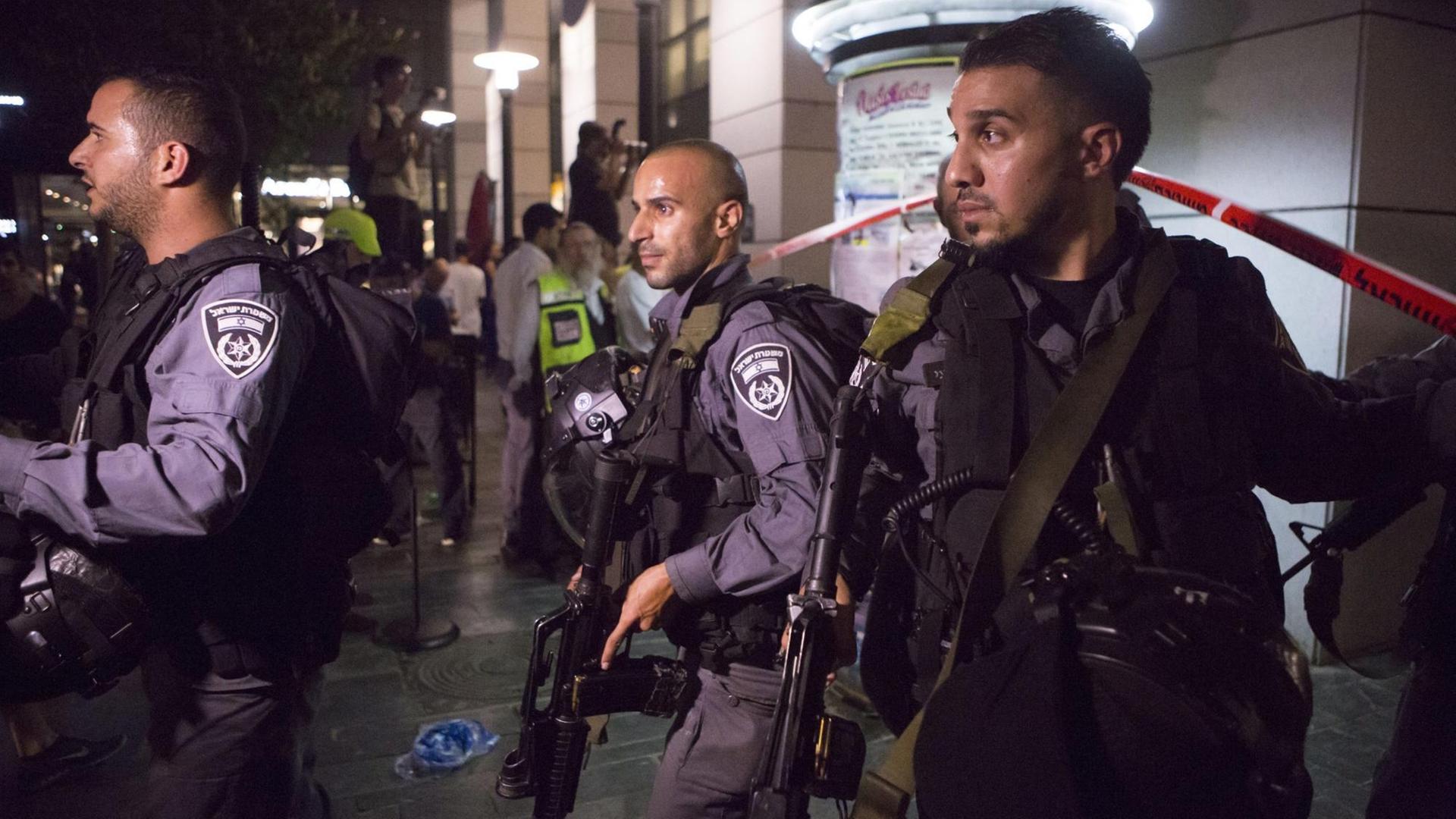 Israelische Sicherheitskräfte am Ort des Anschlags
