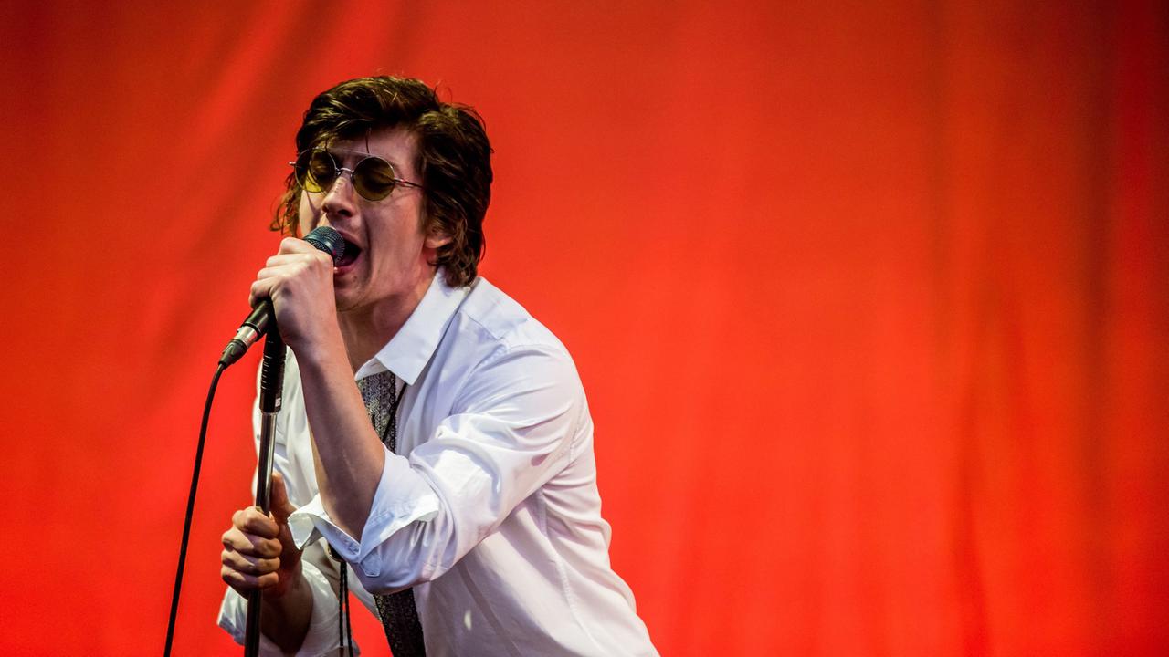 Sänger Alex Turner hier mit seiner Band The Last Shadow Puppets während eines Konzerts auf dem 24. Sziget Festival auf der Donauinsel nördlich von Budapest im August 2016
