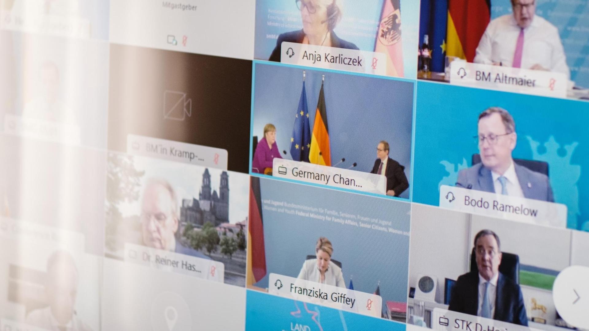 Ministerpräsidenten, Kanzlerin und weitere Vertreter der Bundesregierung sind während der Bund-Länder-Konferenz am 3.3.2021 im Gästehaus der Niedersächsischen Landesregierung auf einem Bildschirm zu sehen.