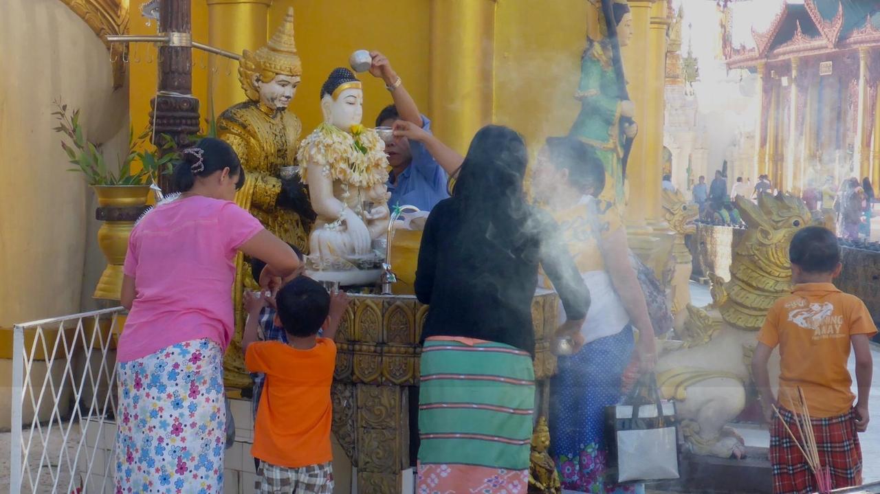 Opfer für den Sonntags-Buddha am Shwedagon Temple in Rangun