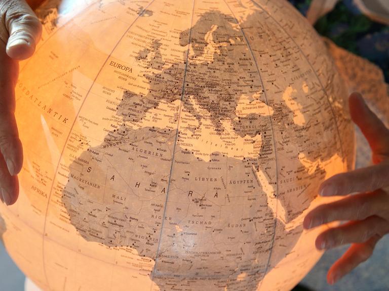 Ein leuchtender Globus aus der Manufaktur Räthgloben in Markranstädt