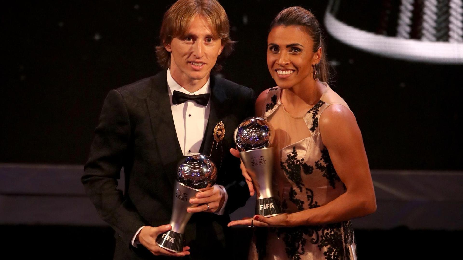 Das Foto zeigt den Fußballer Luka Modric und die Fußballerin Marta. Sie sind die Welt-Fußballer des Jahres. Das Foto zeigt den Fußballer Luka Modric und die Fußballerin Marta. Sie sind die Welt-Fußballer des Jahres.