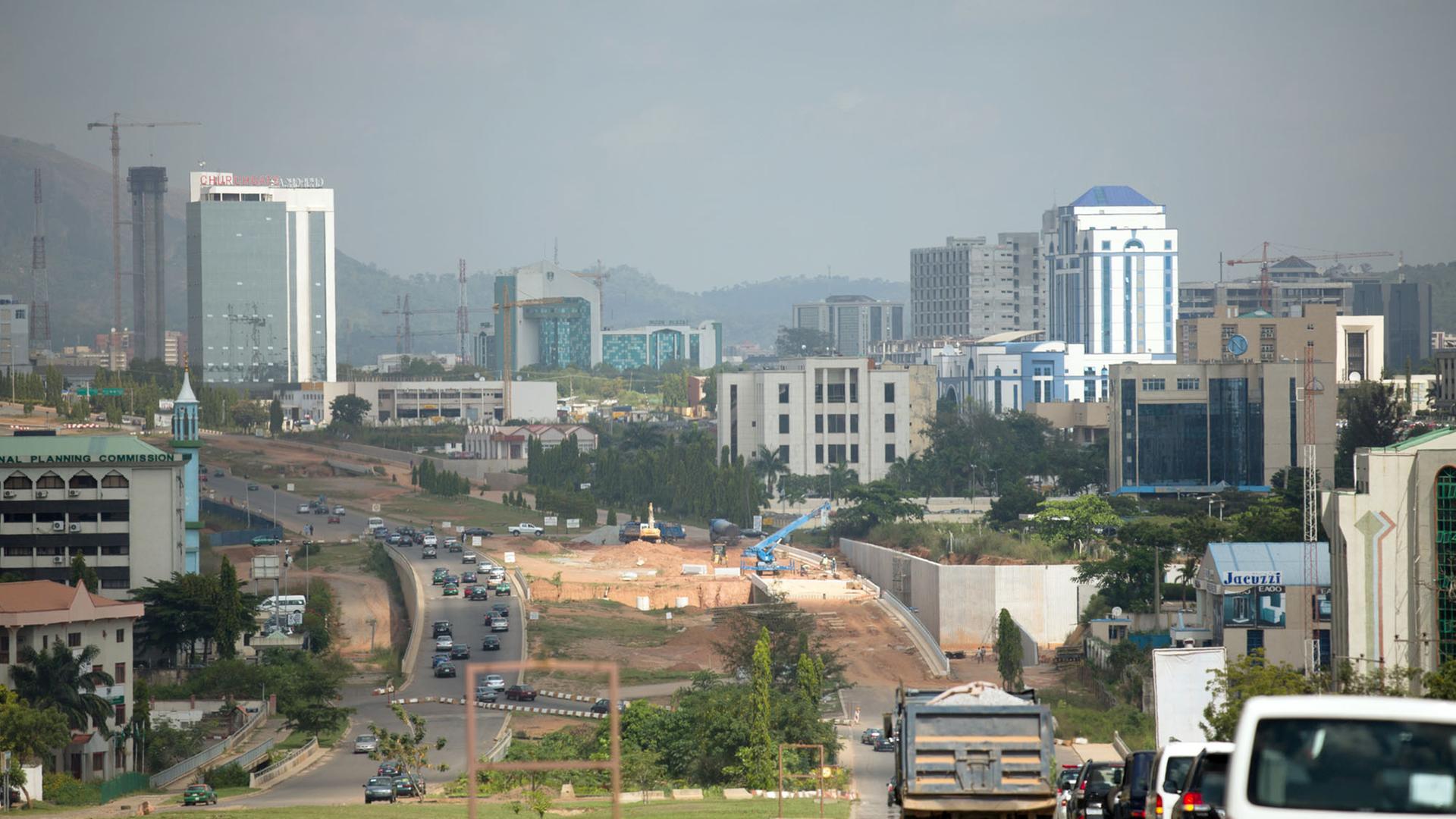Eine neu gebaute Straße vom Flughafen führt am 02.11.2012 ins Zentrum von Abuja in Nigeria. Eine neu gebaute Straße vom Flughafen führt am 02.11.2012 ins Zentrum von Abuja in Nigeria.