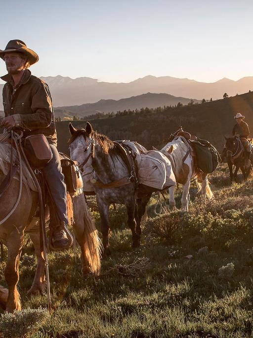 In einer Szene des Dokumentarfilms "Ungezähmt – Von Mexiko bis Kanada" reitet die Gruppe in die Abendsonne, angeführt von Thomas Glover auf seinem Pferd C-Star.