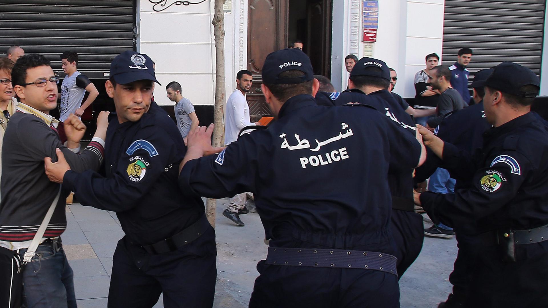 Algerische Polizisten zerschlagen eine Protestveranstaltung im Rahmen der Präsidentschaftswahl.