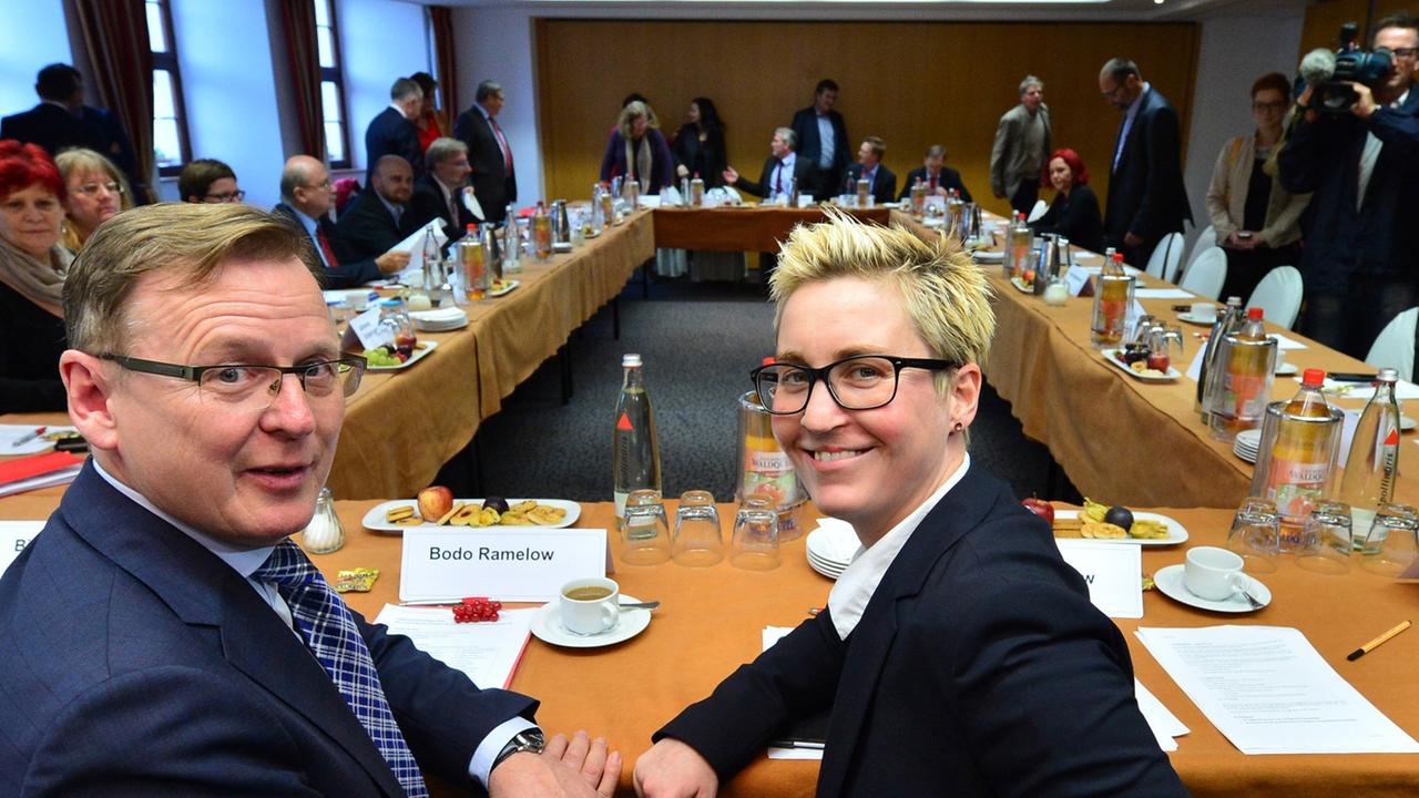 Linken-Fraktionschef Ramelow und die Linken-Landesvorsitzende Hennig-Wellsow sitzen am 05.11.2014 in Erfurt (Thüringen) am Verhandlungstisch zum  Beginn der Koalitionsgespräche mit SPD und Grünen