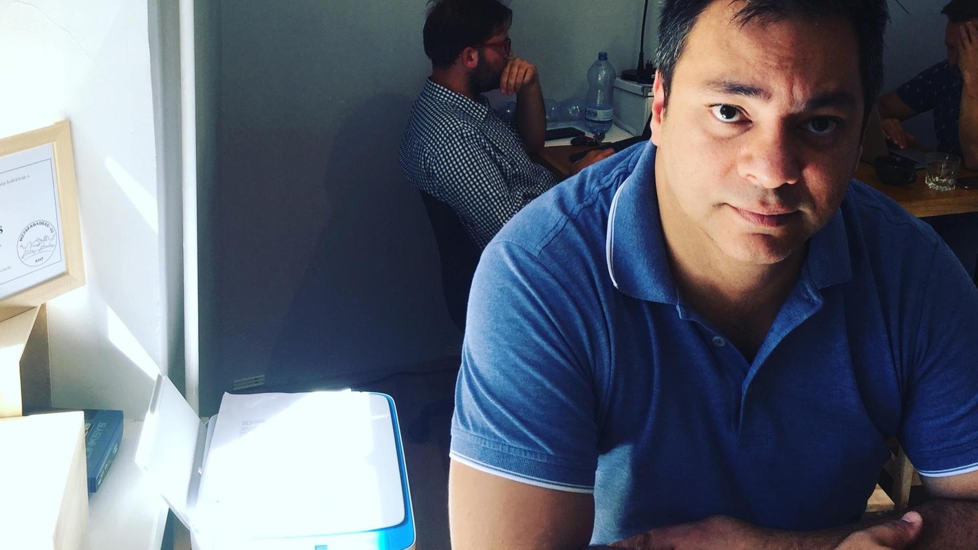 Journalist Attila Babos in den Redaktionsräumen des Online-Magazins "Szabad Pécs" in Ungarn