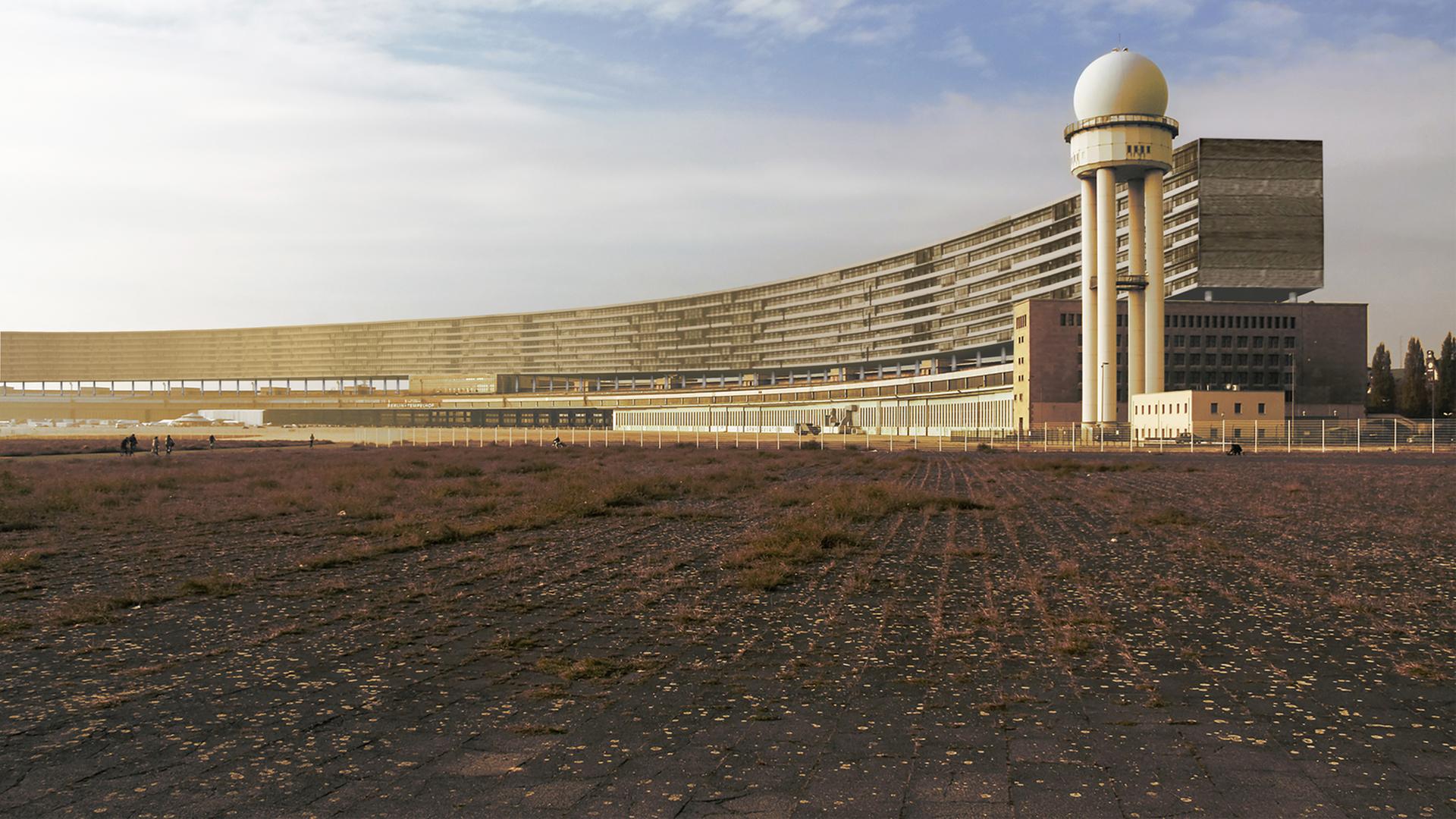 Auf dieser Fotomontage hat der Architekt Arnold Brandlhuber ein mehrstöckiges Gebäude auf den Flughafen Tempelhof montiert.