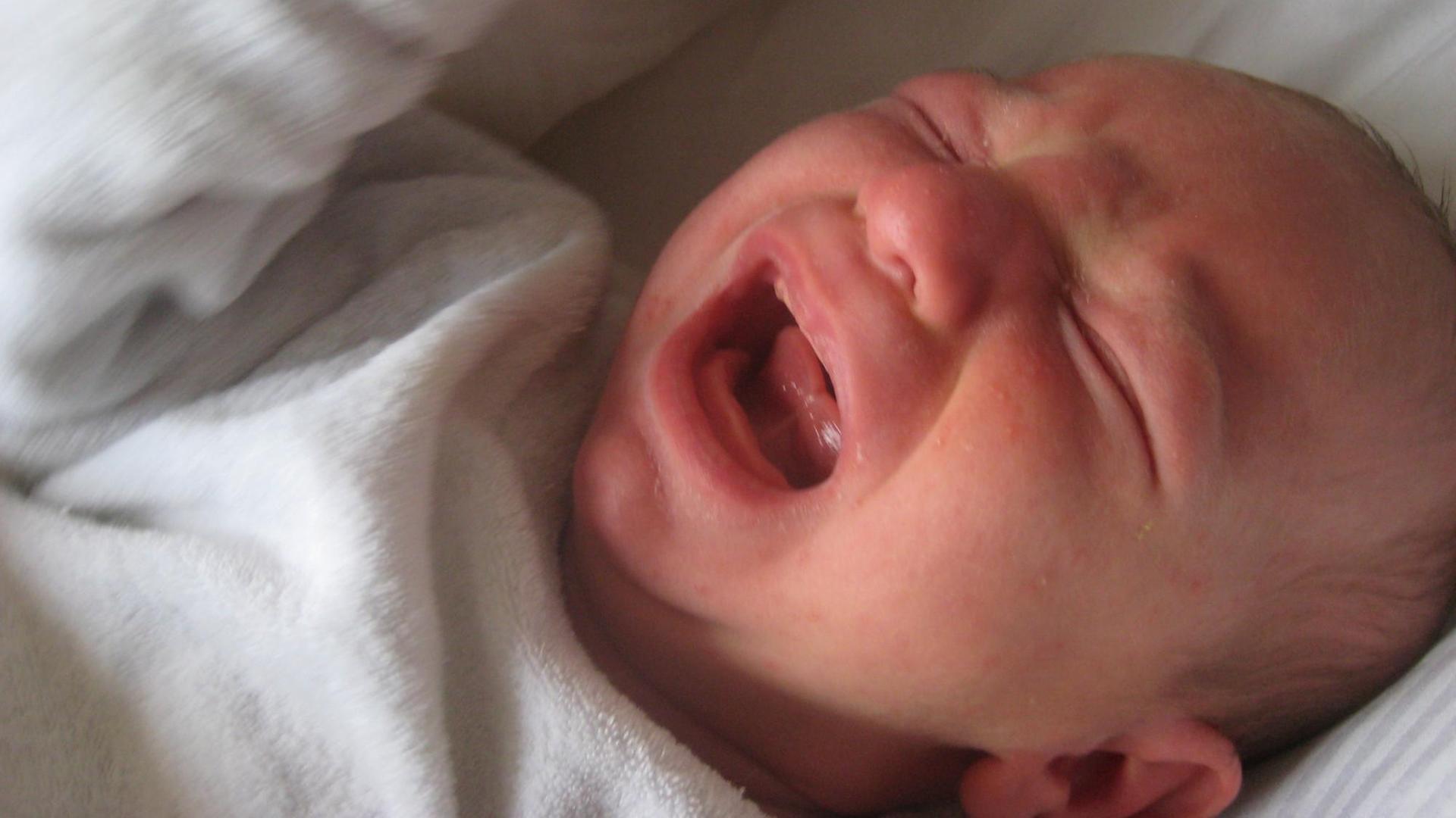 Ein schreiendes Baby. Aber was tun, wenn das Kind schreit? Hebammen helfen vor während und nach der Geburt.