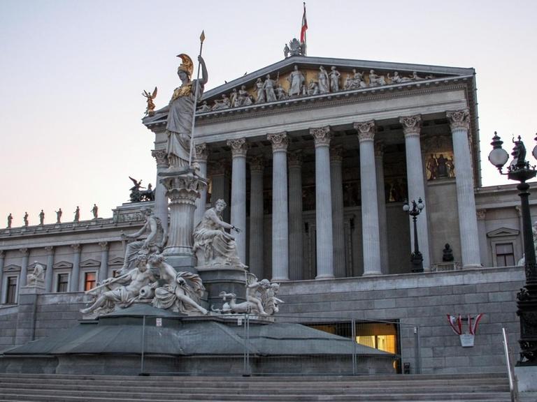 Das Gebäude des österreichischen Parlaments an der Wiener Ringstraße.