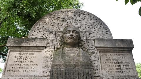 Ein Ausschnitt des Philipp-Reis-Denkmals in Frankfurt am Main, der die Büste von Phillip Reis zeigt