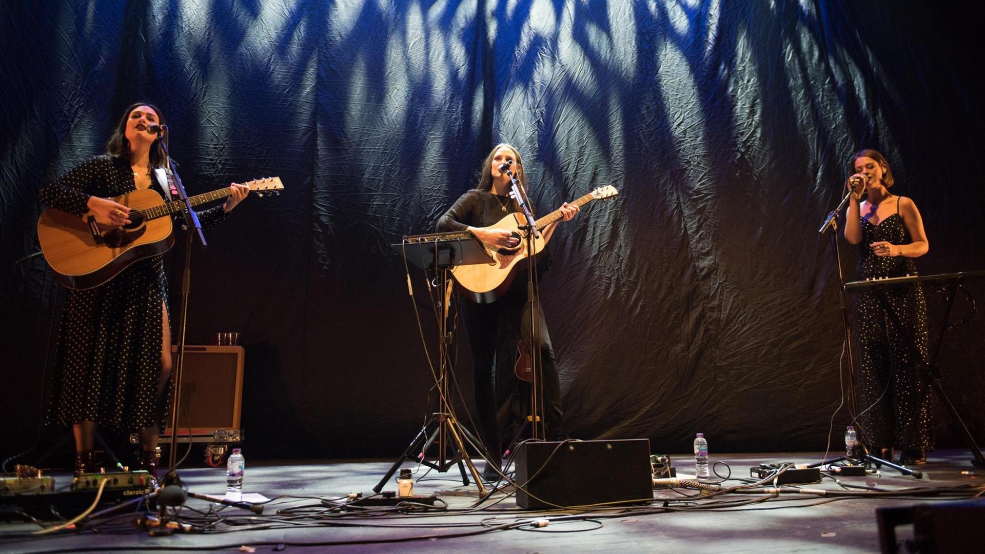 Die Band „The Staves” auf der Bühne in der Brixton Academy, England.