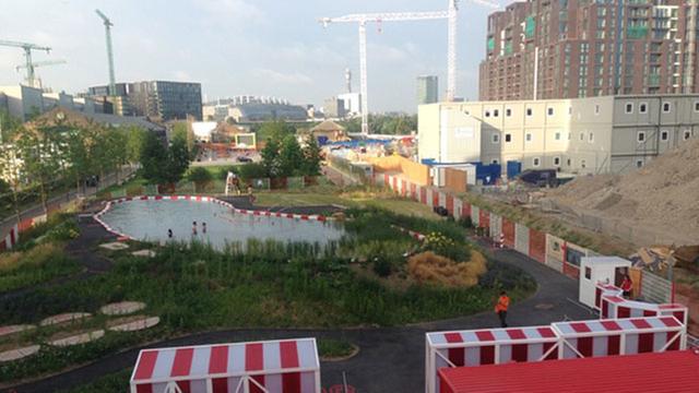 Hinter dem Bahnhof King's Cross in London liegt mitten in der Stadt ein Badeteich.