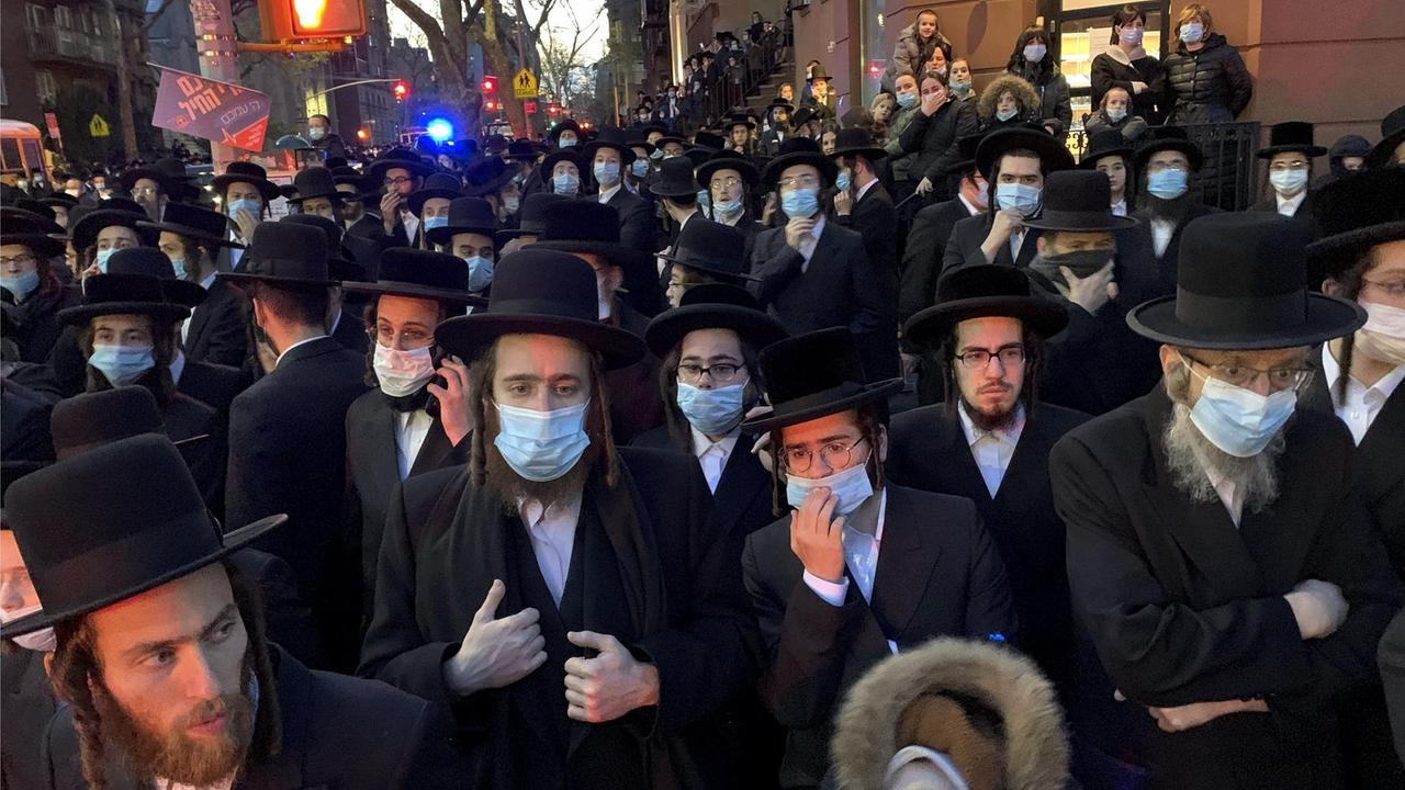 In New York fand eine Beerdigung eines jüdisch-orthodoxen Rabbiners mit hunderten Teilnehmern statt.