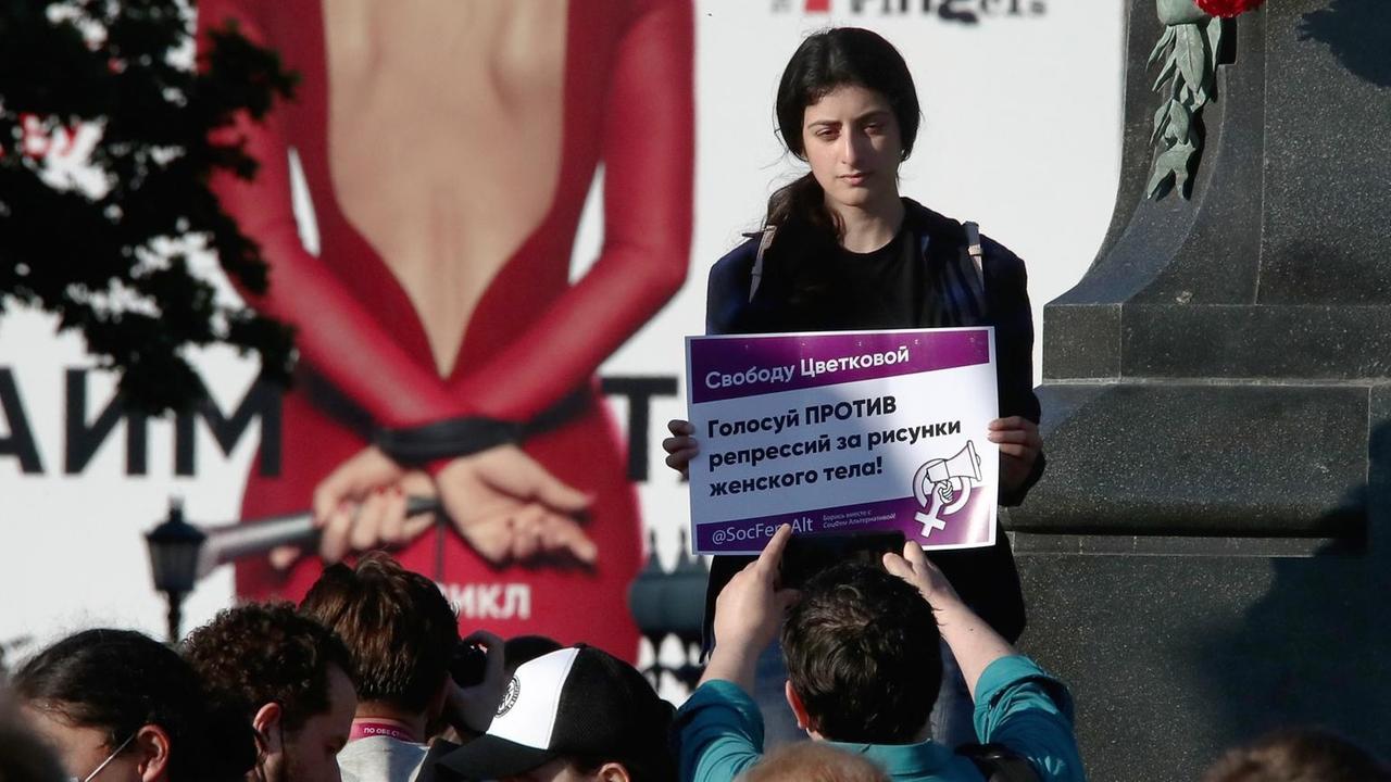 Eine Demonstratin in Moskau mit einem Schild: "Befreit Julia Zwetkowa! Stimmt gegen die Repression von Zeichungen eines Frauenkörpers".