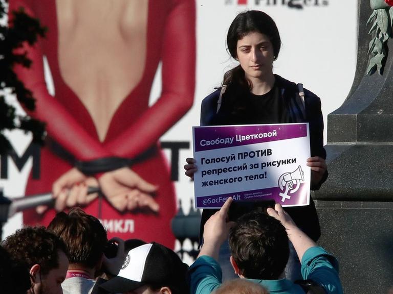 Eine Demonstratin in Moskau mit einem Schild: "Befreit Julia Zwetkowa! Stimmt gegen die Repression von Zeichungen eines Frauenkörpers".