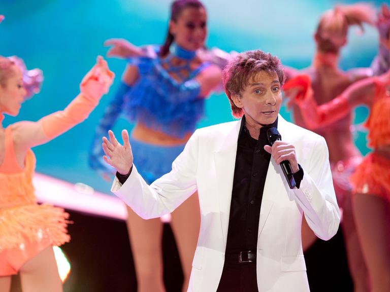 Der Sänger Barry Manilow steht in der ZDF-Show "Willkommen bei Carmen Nebel" am Samstag (24.03.2012) in Berlin auf der Bühne.