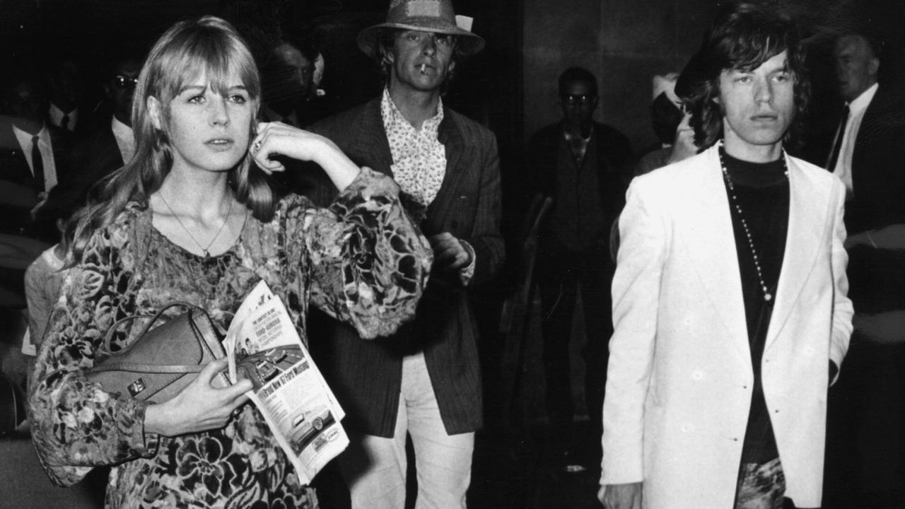 Marianne Faithfull mit Mick Jagger am 14.08.1967 auf dem Flughafen London-Heathrow.