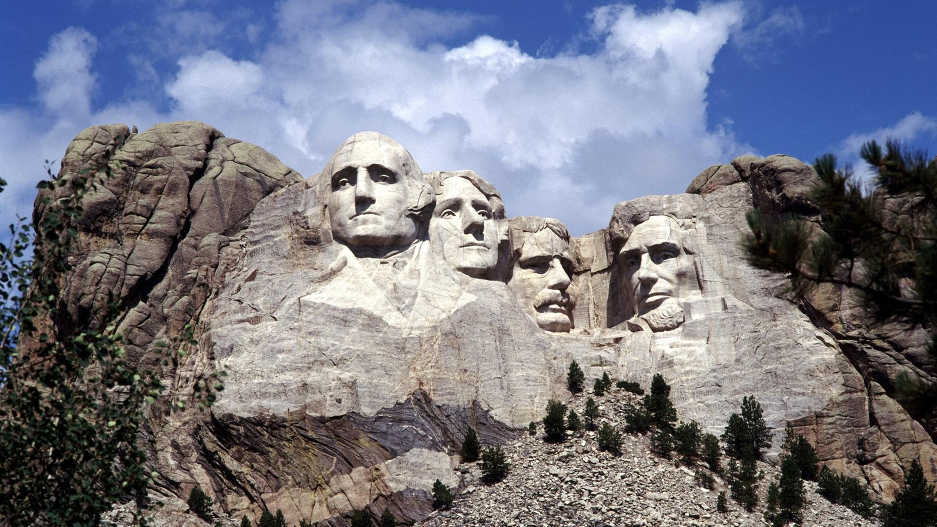 Das Mount Rushmore National Memorial in den Black Hills im US-Bundesstaat South Dakota. Aufnahme von 2006. Die Erinnerungsstätte mit den Büsten der US-Präsidenten (l-r) George Washington, Thomas Jefferson, Theodore Roosevelt und Abraham Lincoln wurde in den Jahren 1927-1941 von G. Borglum gestaltet.