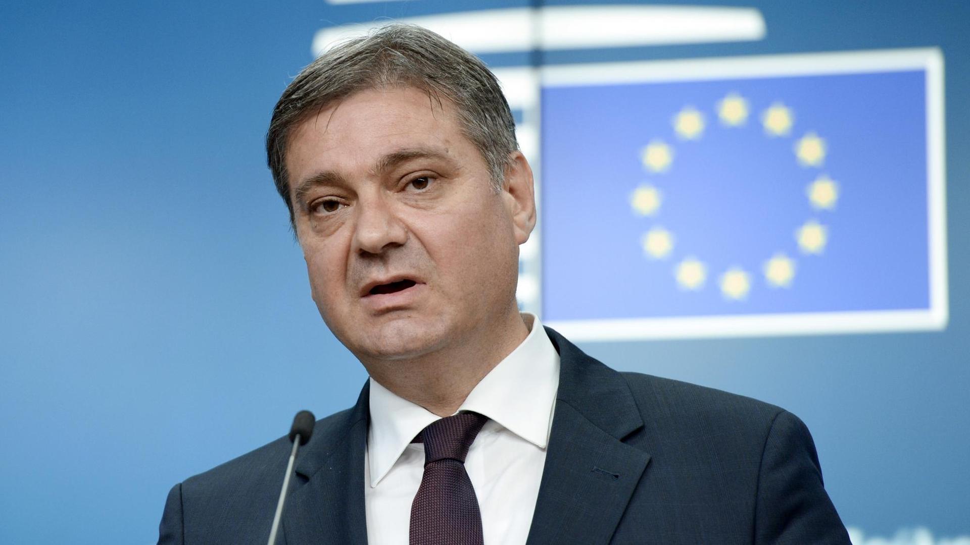 Der Regierungschef von Bosnien-Herzegowina, Denis Zvizdic, vor einer EU-Flagge.