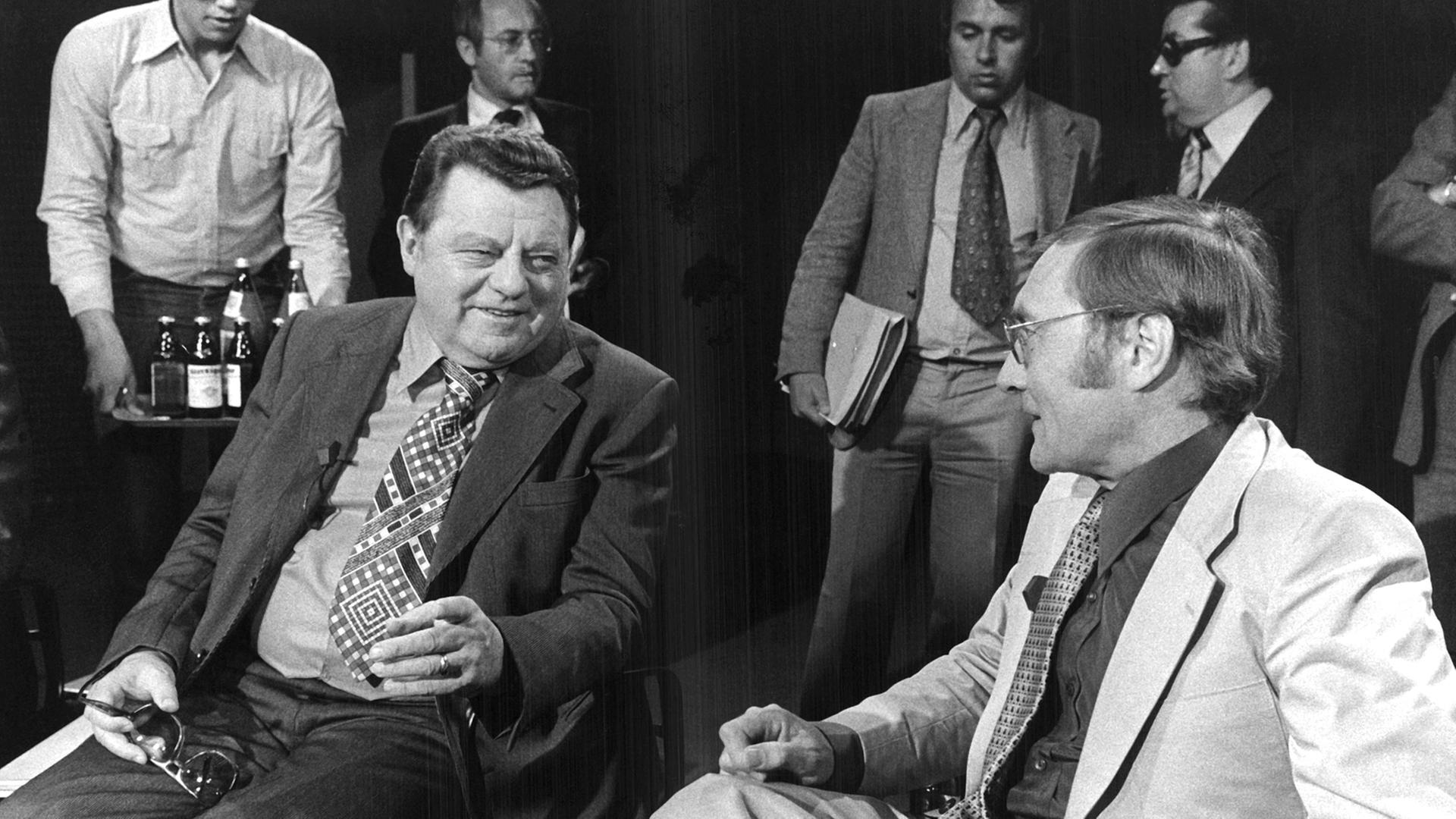 Erbitterte Gegner: Der CSU-Vorsitzende Franz Josef Strauß (l) und "Spiegel"-Herausgeber Rudolf Augstein (r) im ZDF-Studio 1977.